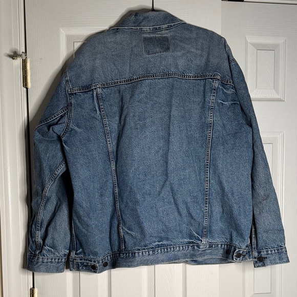 Classic Blue Levi Denim Jacket - Picture 3 of 6
